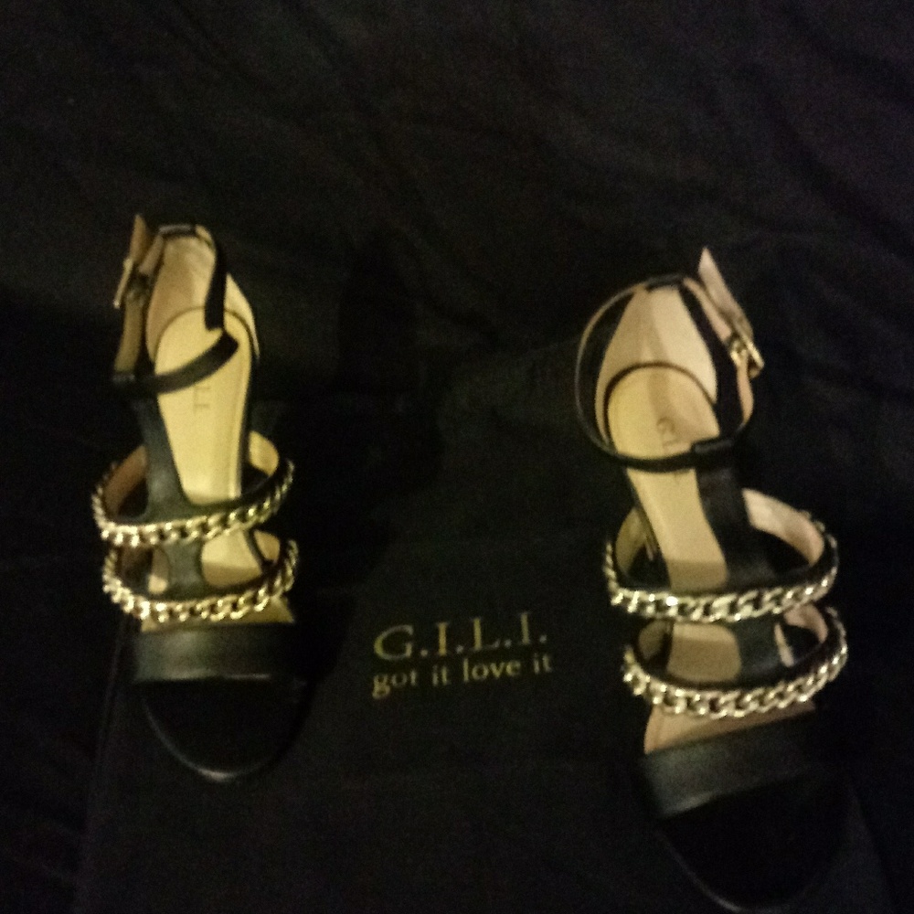 G.I.L.I. Black Leather heels w/gold chain